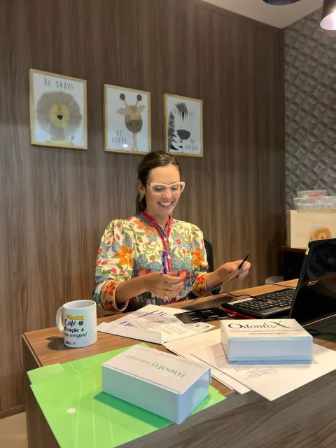 Dra. Caíse no consultório de Florianópolis
