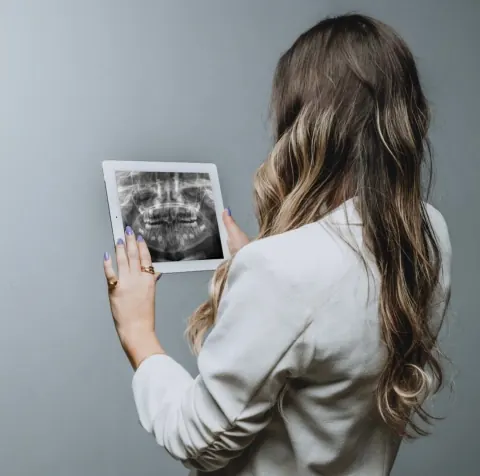Dra. Caíse analisando radiografia
